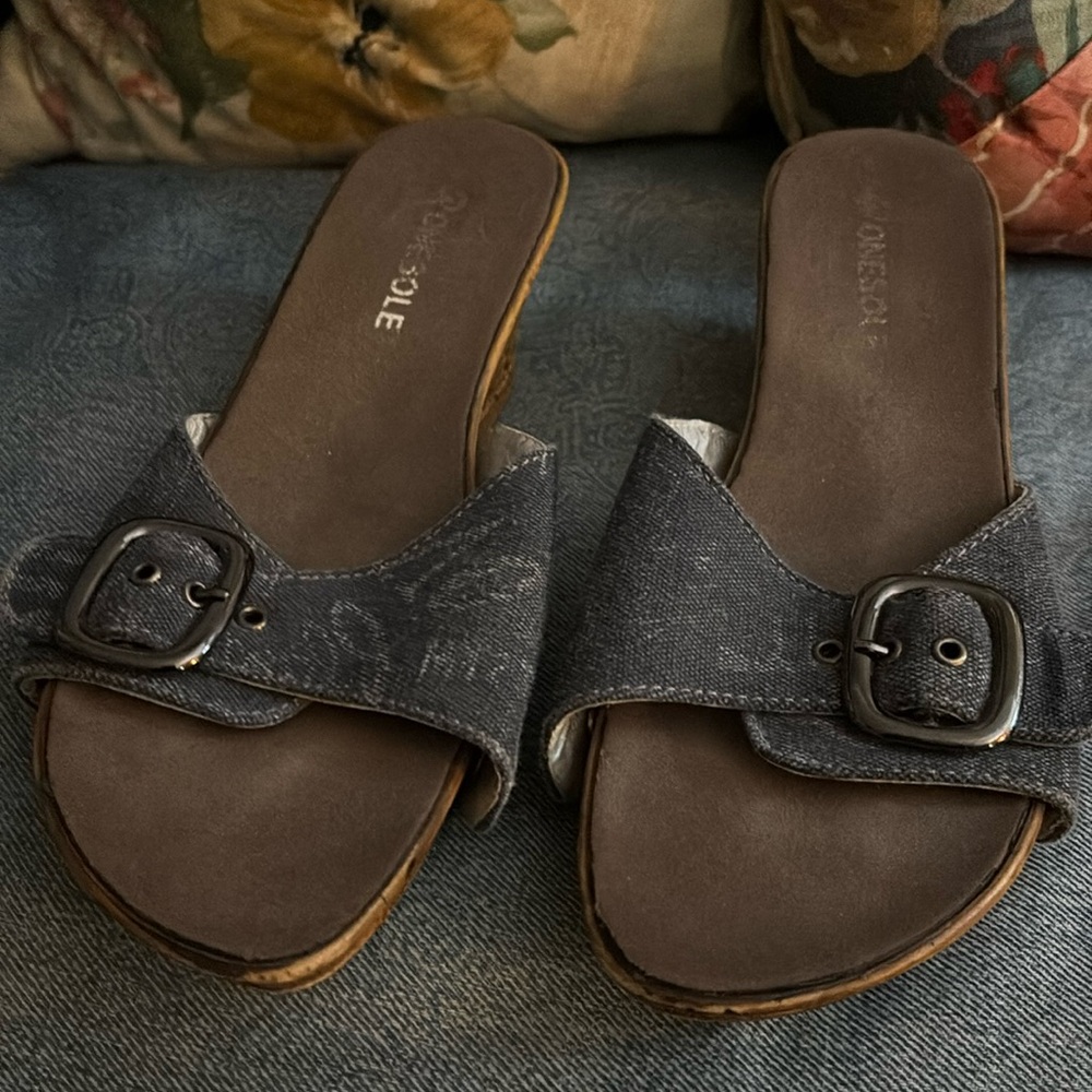 One sole shoes size 9